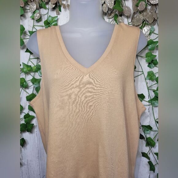 NWOT Chaser V-Neck Tank - Picture 5 of 9